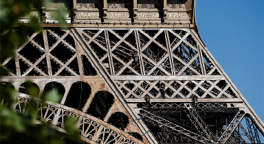 法国埃菲尔铁塔进行第20次粉刷整修
